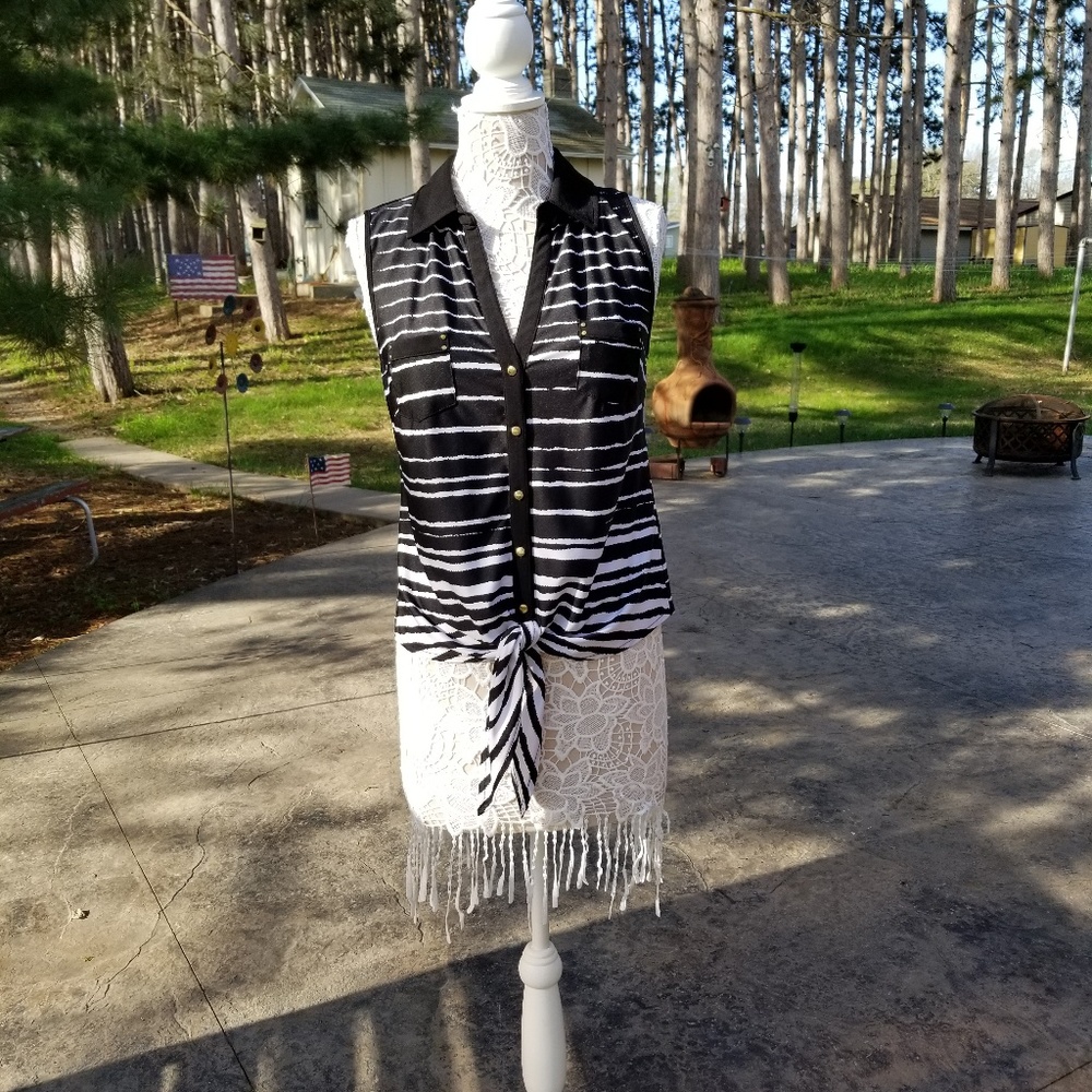 Roz & Ali sleeveless top w/waist tie